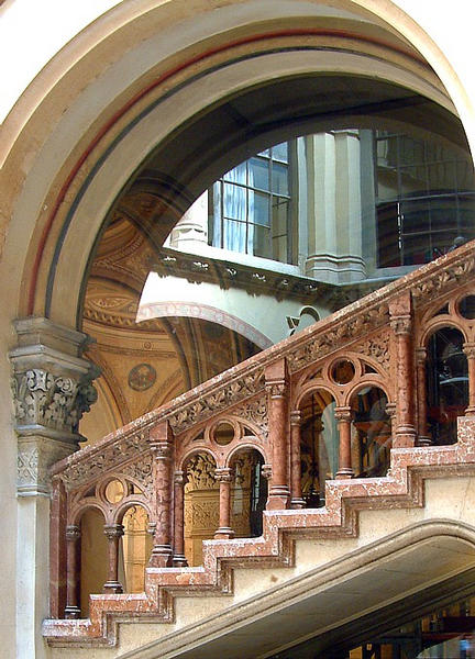 Treppe mit Spiegelung und Durchblick