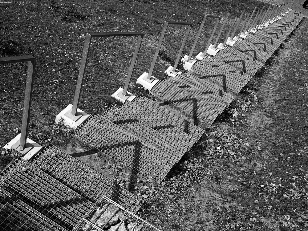 Treppe mit wegweisenden Schatten