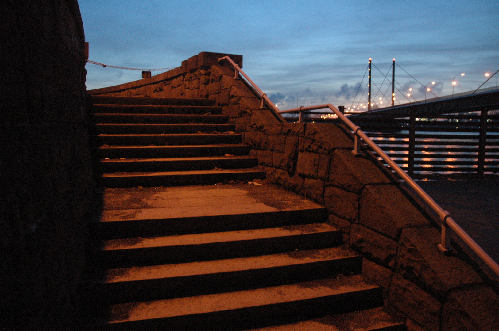 Treppe und Brücke in Düsseldorf am Rhein