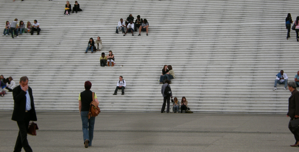 Treppe vor dem Grande Arche (Paris, La Défense)