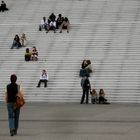 Treppe vor dem Grande Arche (Paris, La Défense)