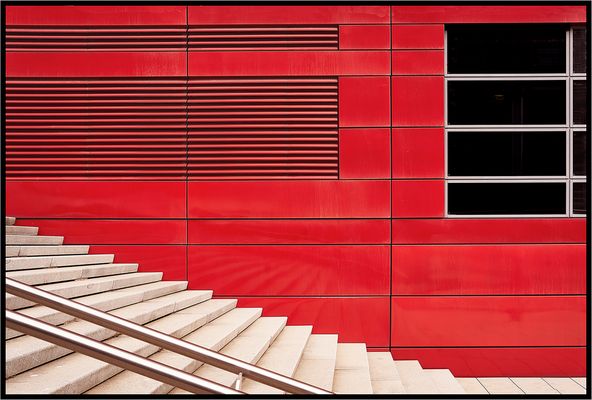 Treppe-vor roter Wand