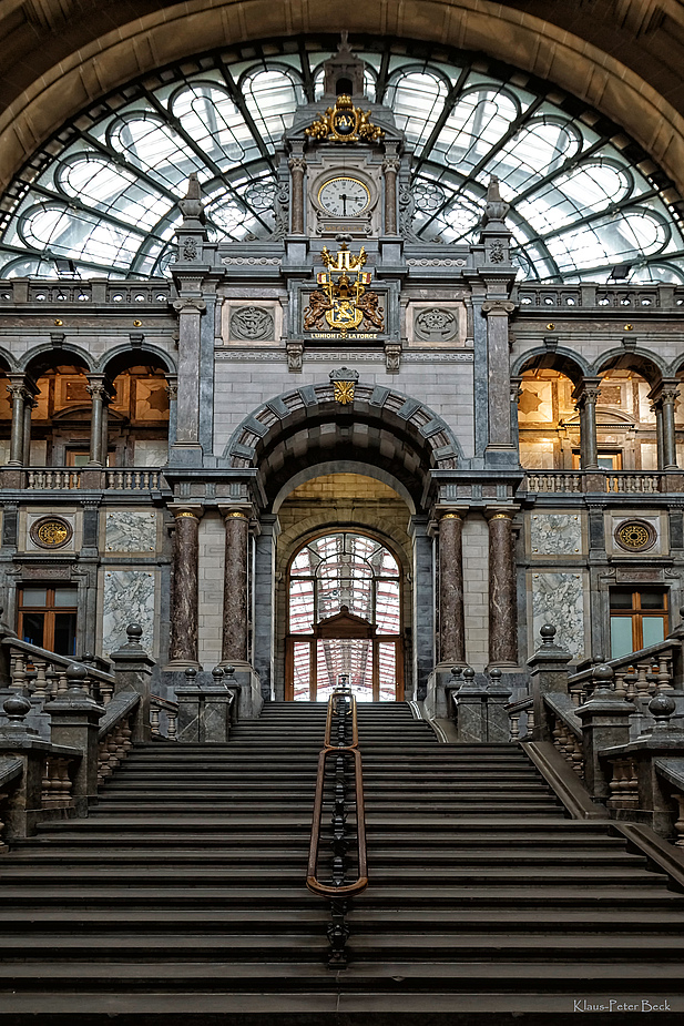 Treppe zu den Bahnsteigen