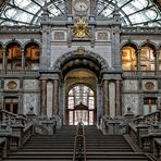 Treppe zu den Bahnsteigen