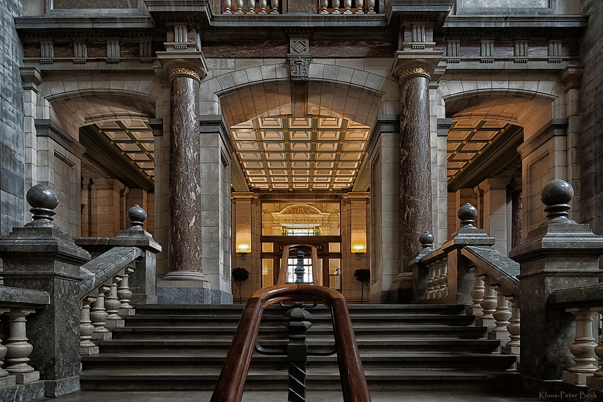 Treppe zu den Bahnsteigen (2)