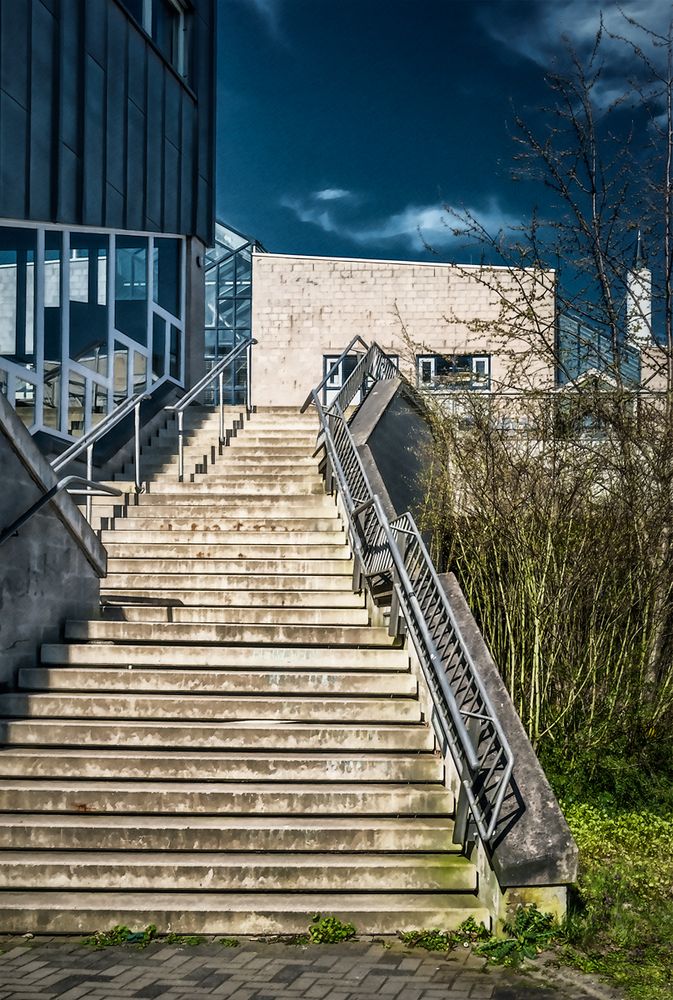 Treppe zu den Ingenieurwissenschaften mit Fallturm