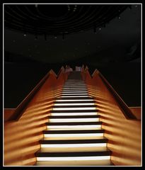 Treppe zu einem Raum im Mercedes Museum