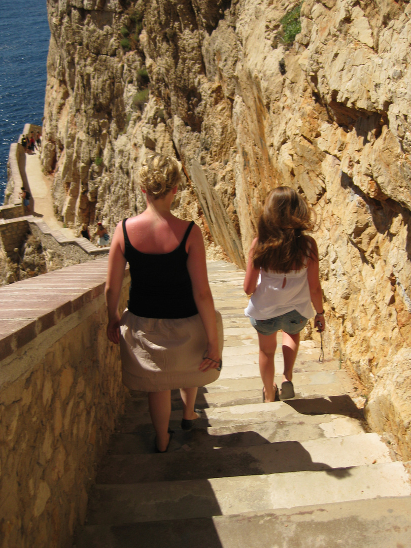 treppe zum meer in sardinien