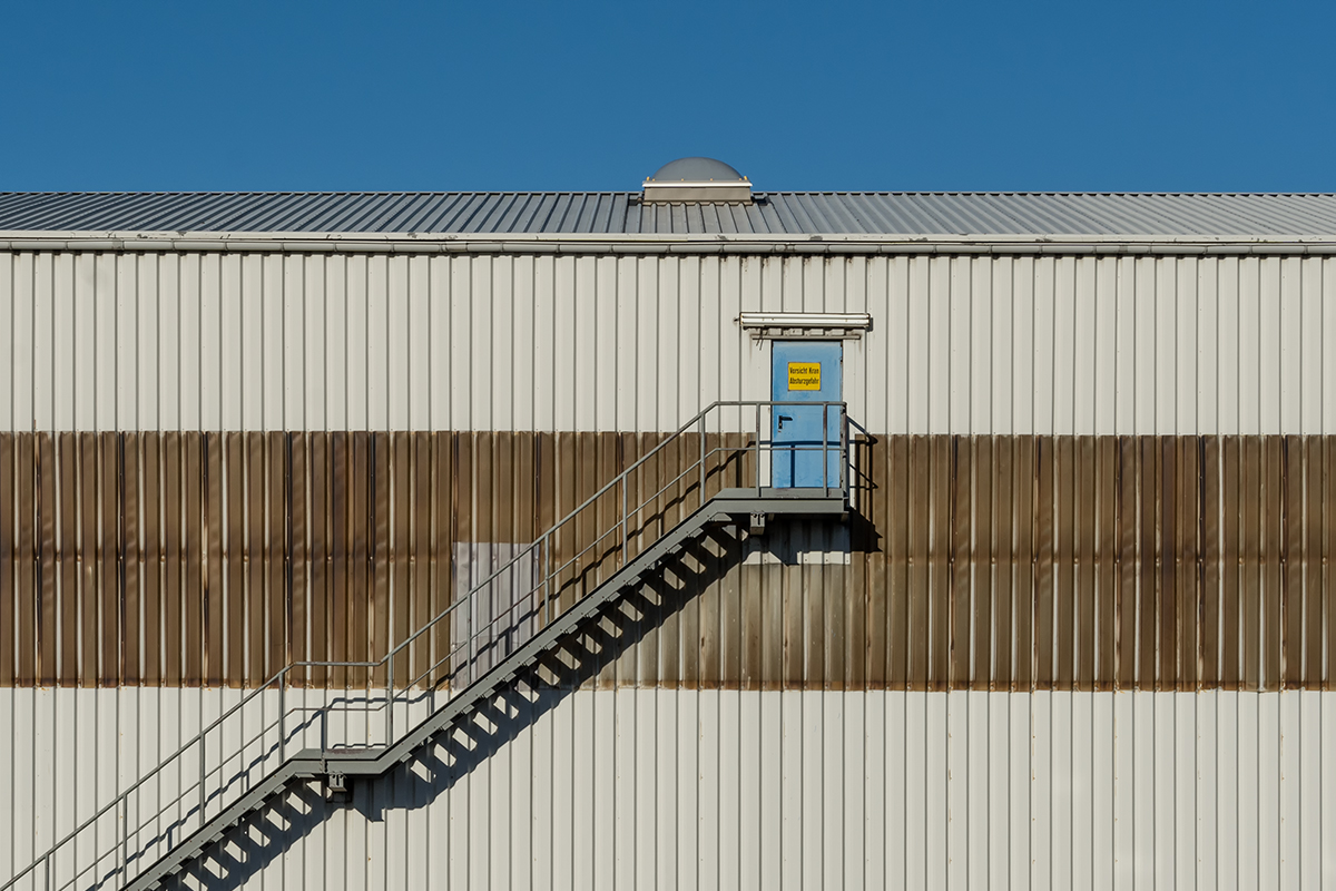 Treppe [zur blauen Tür]