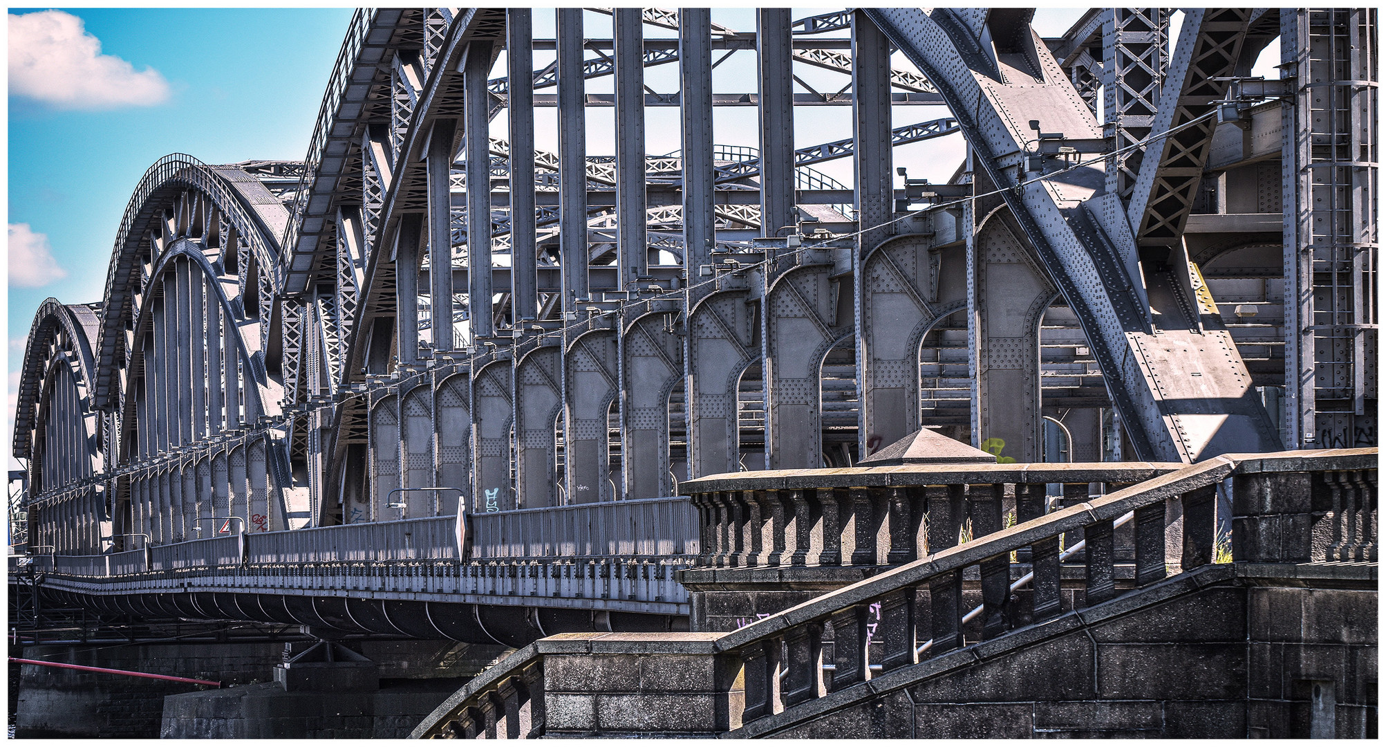 Treppe zur Brücke