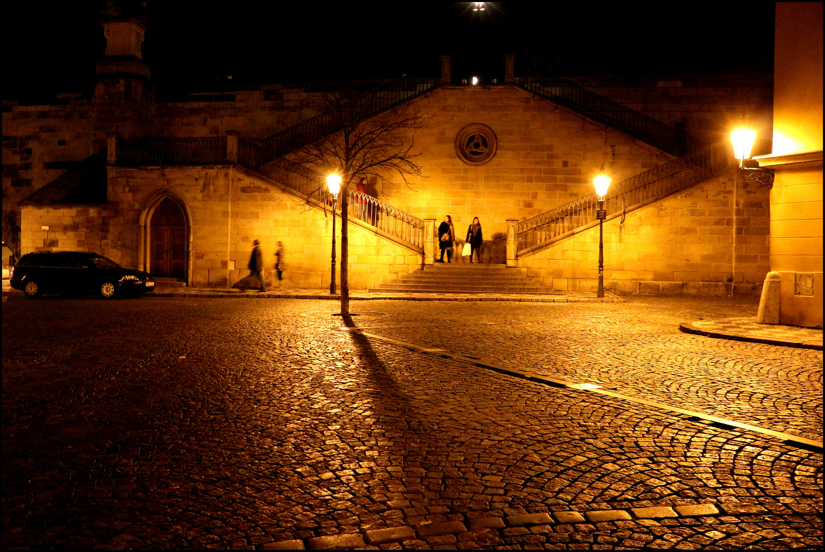 Treppe zur Karlsbrücke bei Nacht