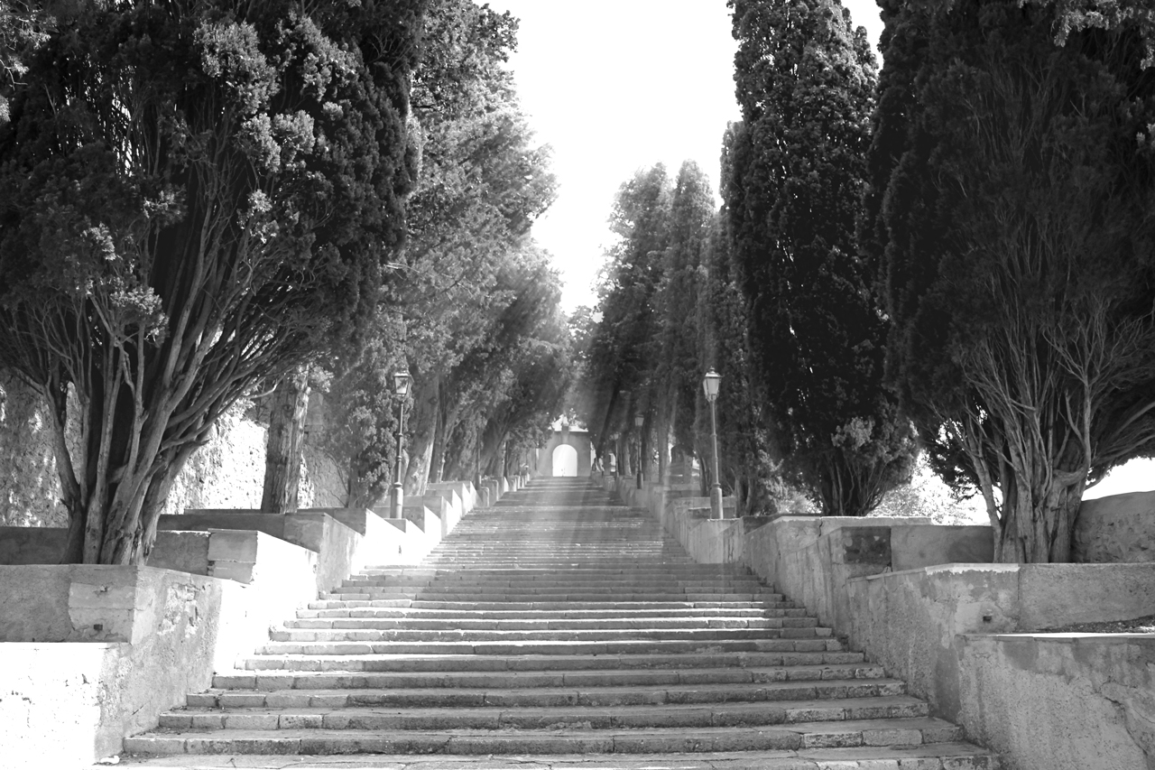 Treppe zur Kirche in Arta