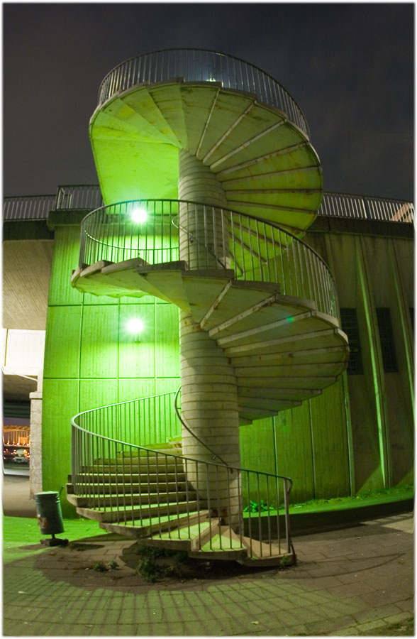 Treppe zur Zoobrücke bei Nacht