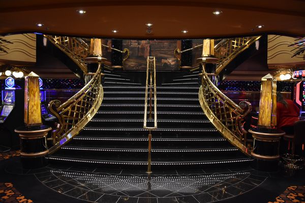 Treppen auf einem Kreuzfahrtschiff