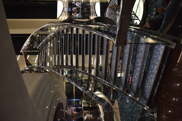 Treppen auf einem Kreuzfahrtschiff