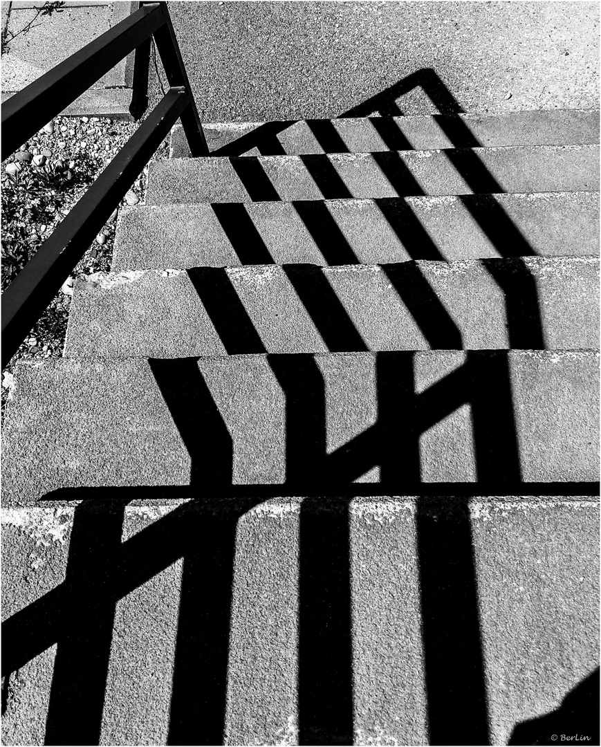 TREPPEN ~ GELÄNDER ~ SCHATTEN ~ WURF