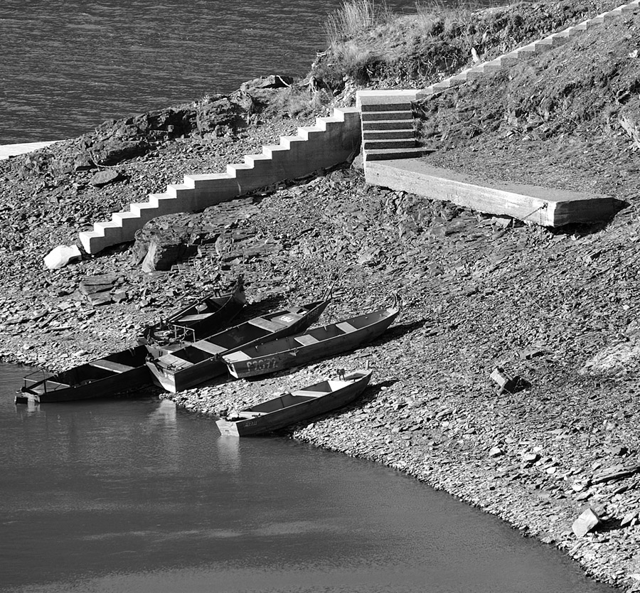 Treppen und Boote am See