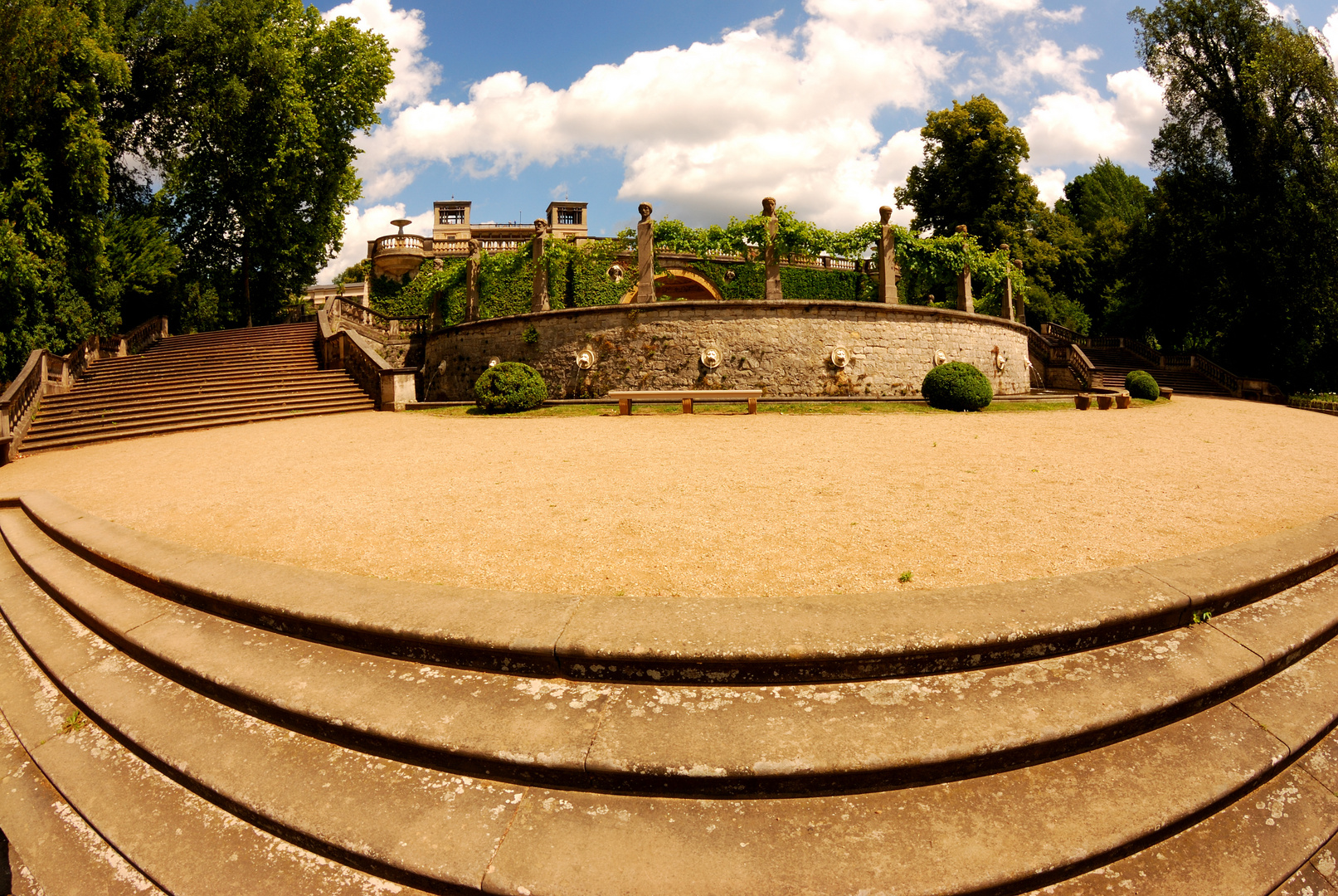 Treppen und Brunnen