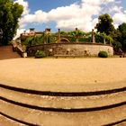 Treppen und Brunnen