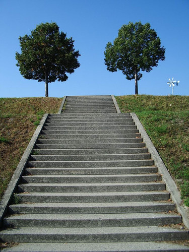 Treppen, Zwei Bäume und ein Windrädchen