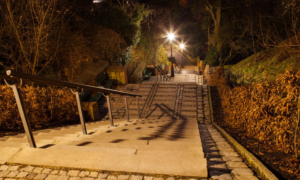 Treppenabgang bei Nacht