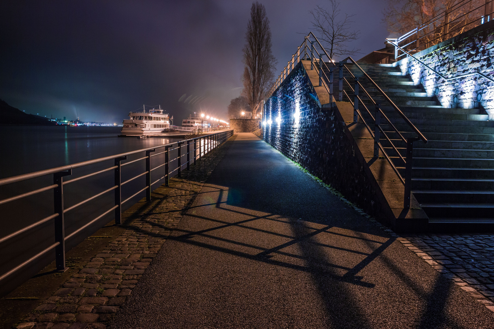 Treppenaufgang am Rhein