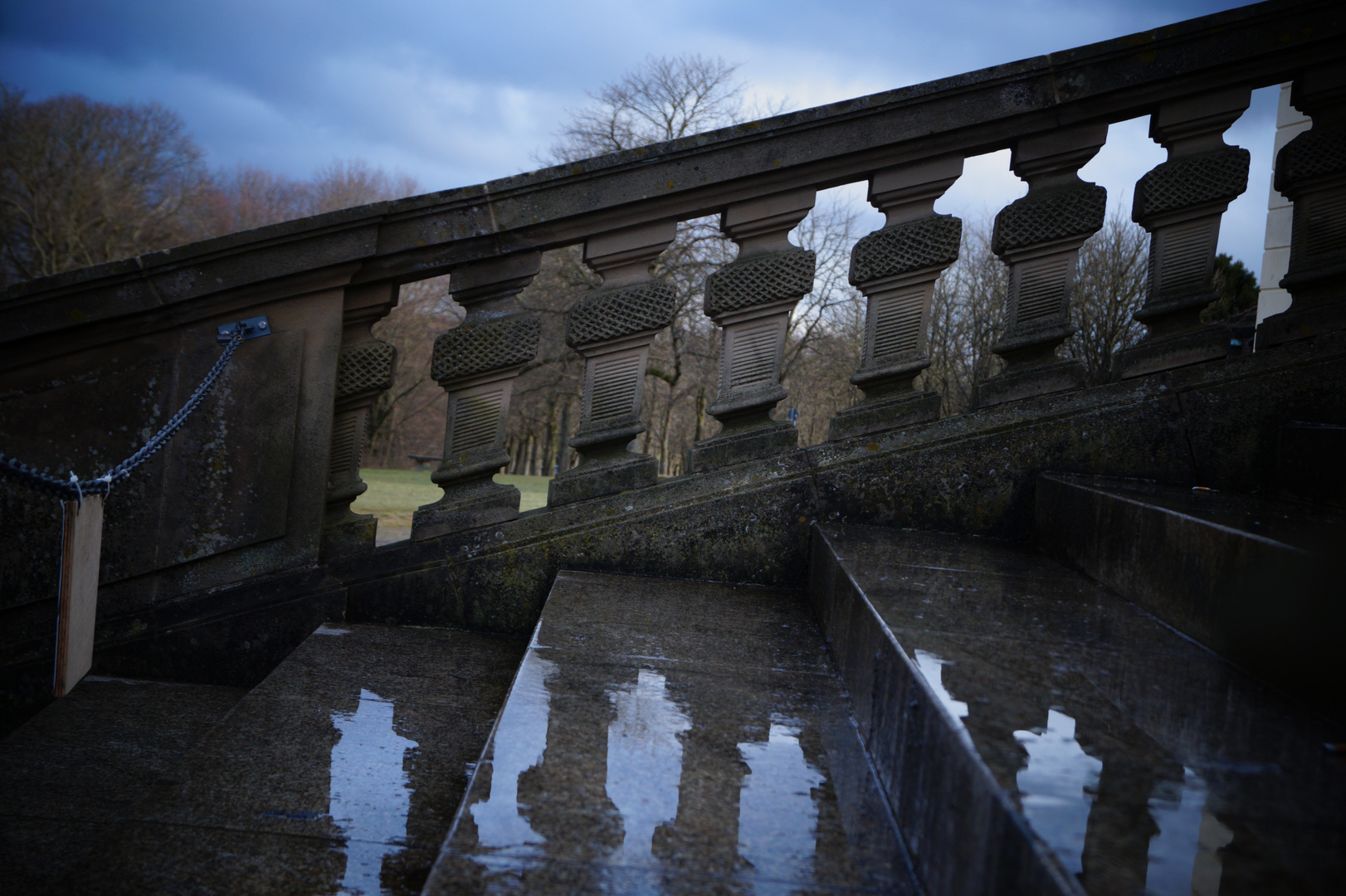 Treppenaufgang am Schloss mit Spiegelung