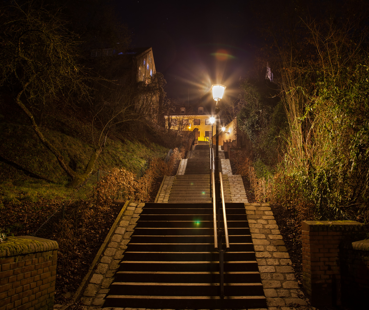 Treppenaufgang bei Nacht