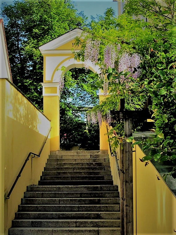 Treppenaufgang in Dorfen zum Kloster