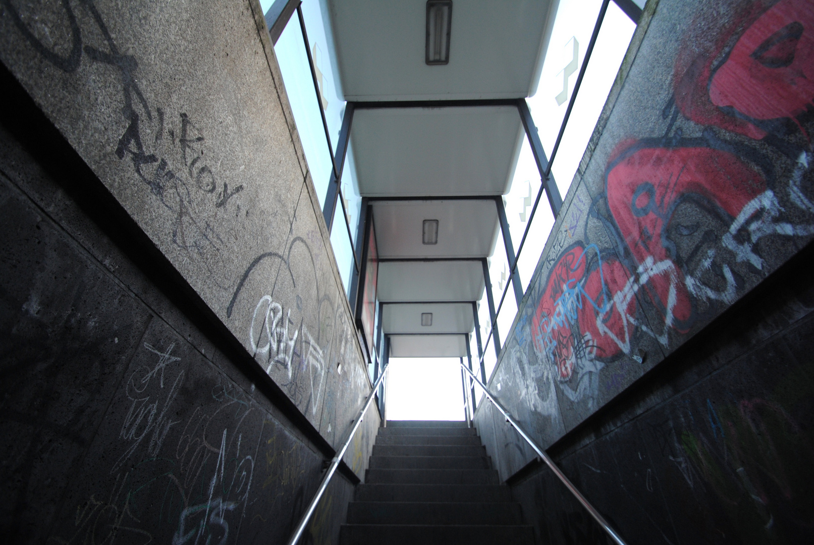 Treppenaufgang zu Bushaltestelle in Golzheim