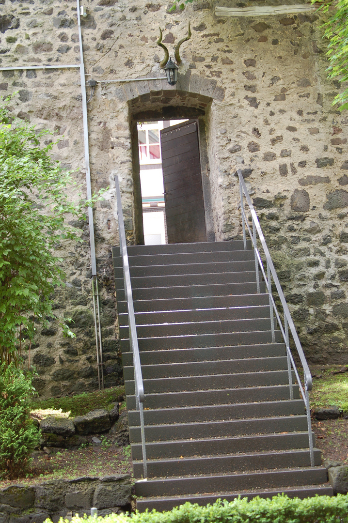 Treppenaufgang zur Burg Nordeck bei Allendorf-Lumda (LK Giessen)