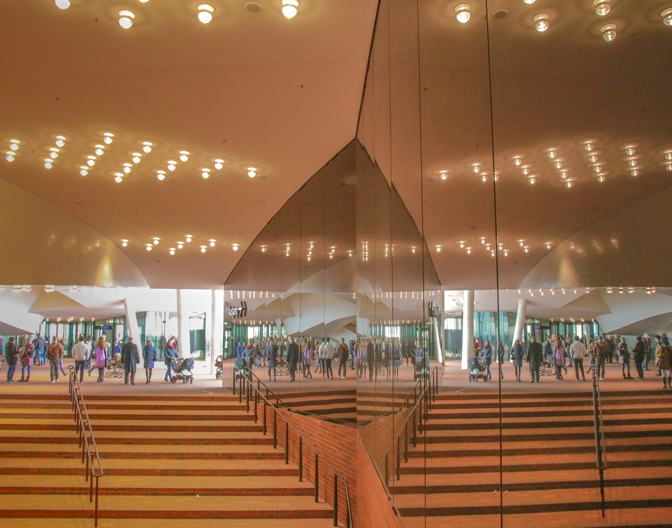 Treppenaufgang zur Plaza in der Elb-Philharmonie