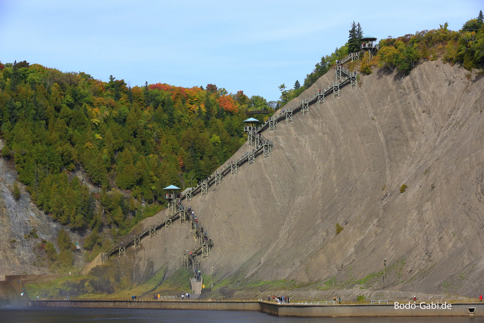 Treppenaufstieg zu den Montmorency Falls