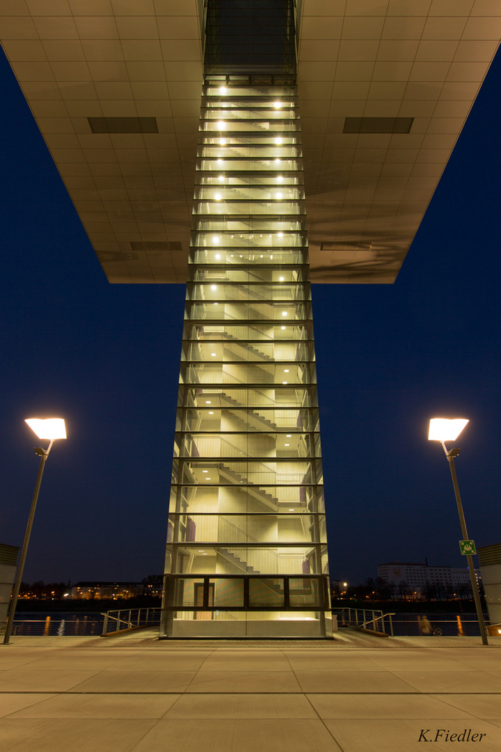 Treppenhaus eines Kranhauses in Köln zur blauen Stunde