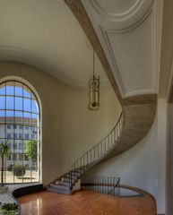 Treppenhaus im Bankgebäude - mit Aussenblick