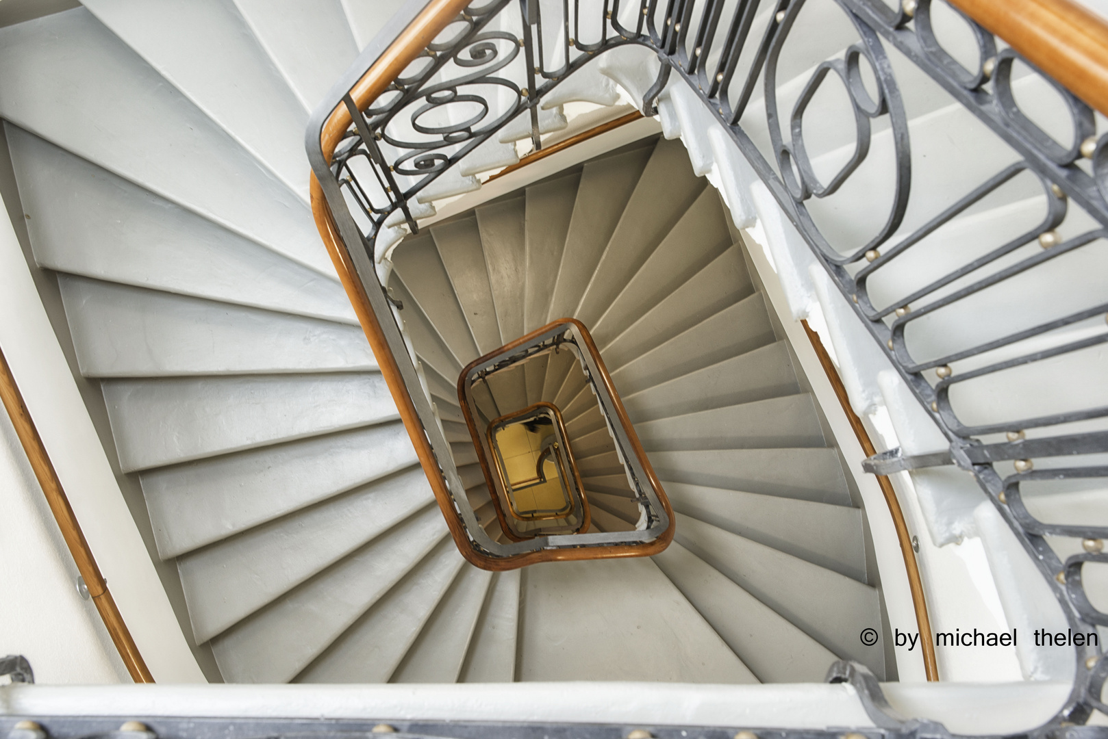 Treppenhaus im Haus der Universität ohne Menschen mit Farbe