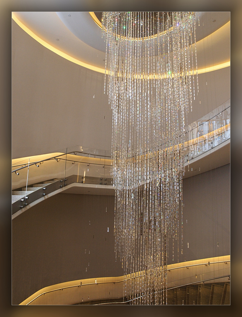 Treppenhaus mit Kronleuchter Foto & Bild | architektur, innenaufnahmen