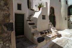 "Treppenhaus" mit Sansevieria in Emporio, Santorin