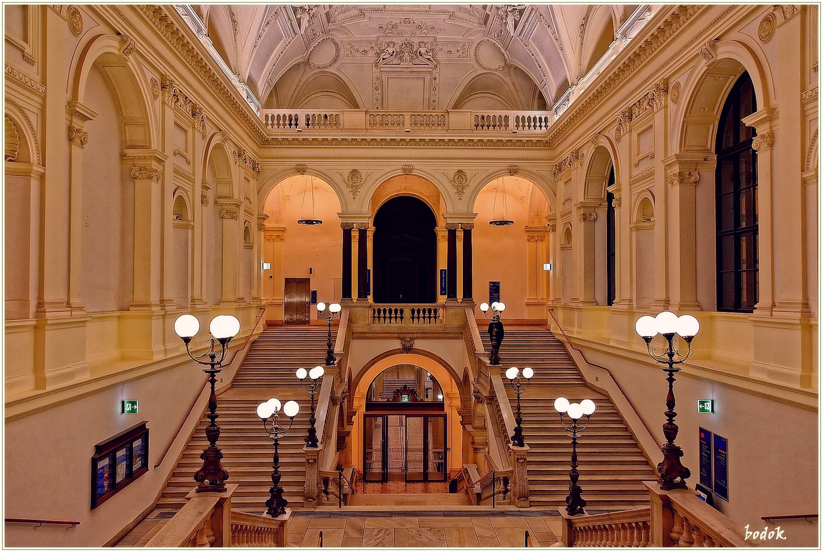 Treppenhaus Universität Wien