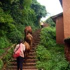 Treppensteigen in den Bergen bei Heijing (Yunnan)