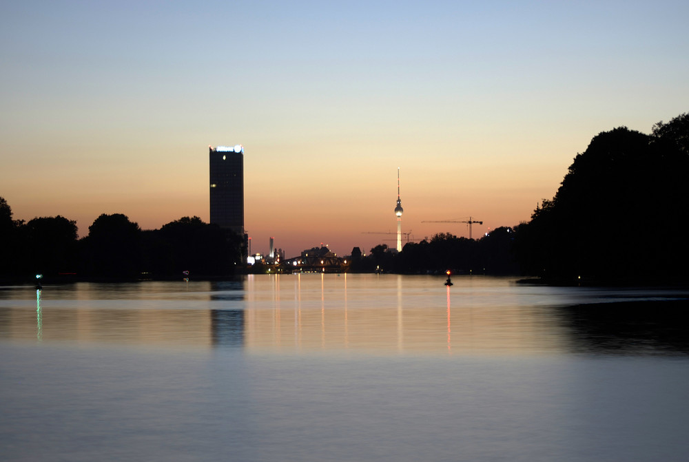 Treptower Park in Berlin bei Sonnenuntergang