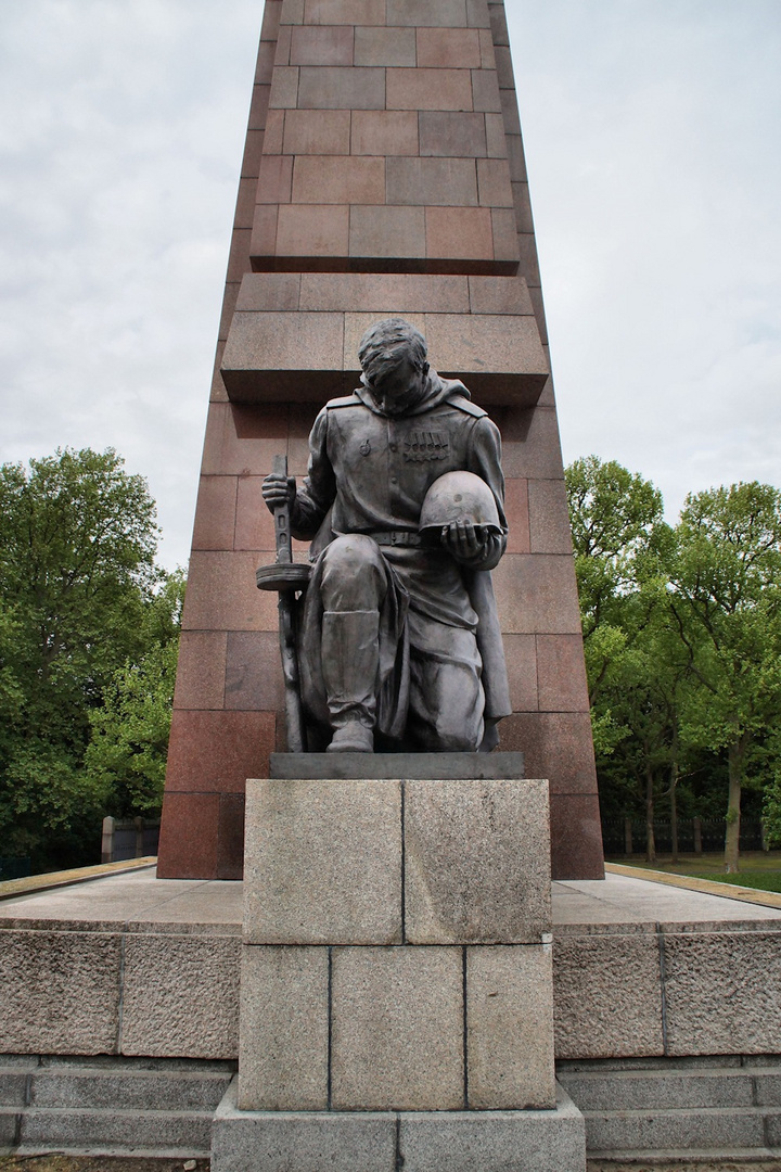 Treptower Park - Statue