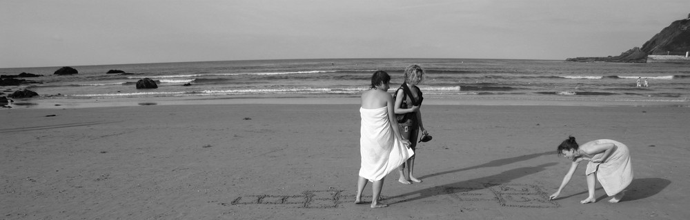 Tres chicas en la playa