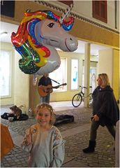 Très fière de son ballon licorne