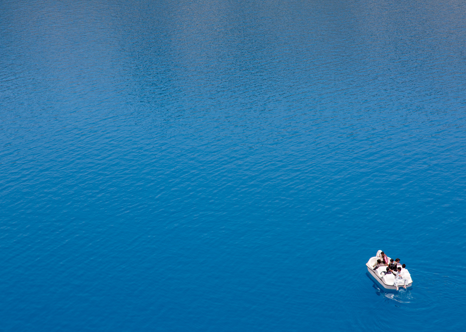 Tretboot in Blauem Wasser, Band-e-Amir, Afghanistan