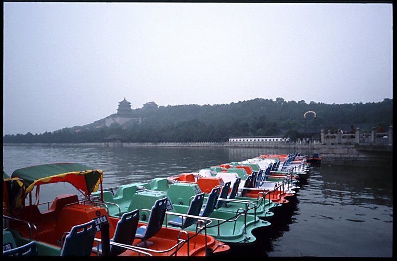 Tretboote am Sommerpalast, Peking 2004