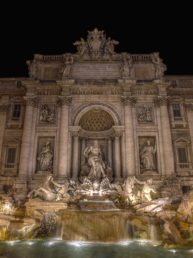 Trevi bei Nacht