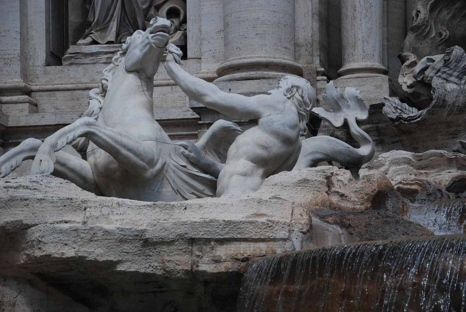 Trevi-Brunnen - Blick auf das Meerespferd links