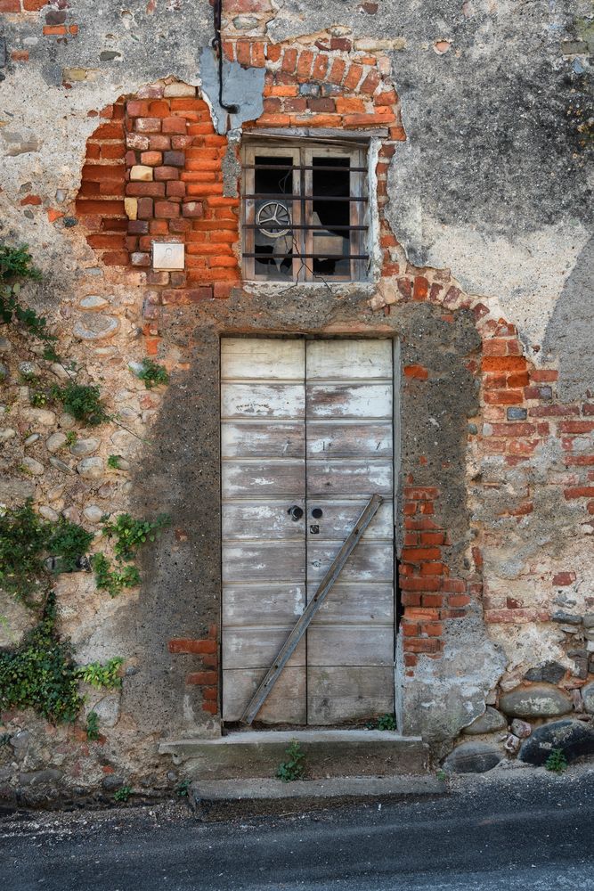 Trezzo d'Adda, porte e finestre