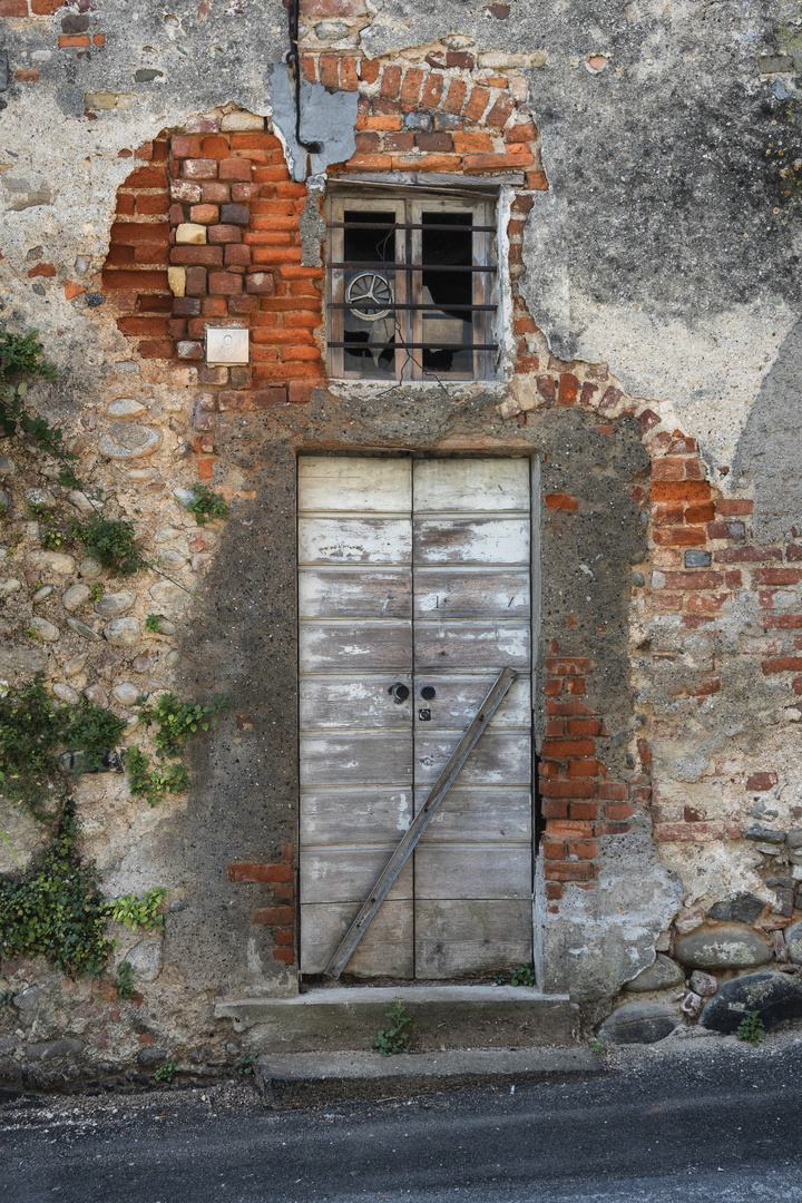 Trezzo d'Adda, porte e finestre